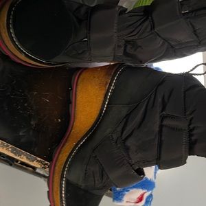 Black haystack boots ideal for snow
